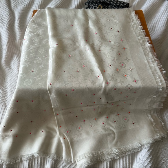 Louis Vuitton Rare White Poppygram Shawl - Picture 7 of 7